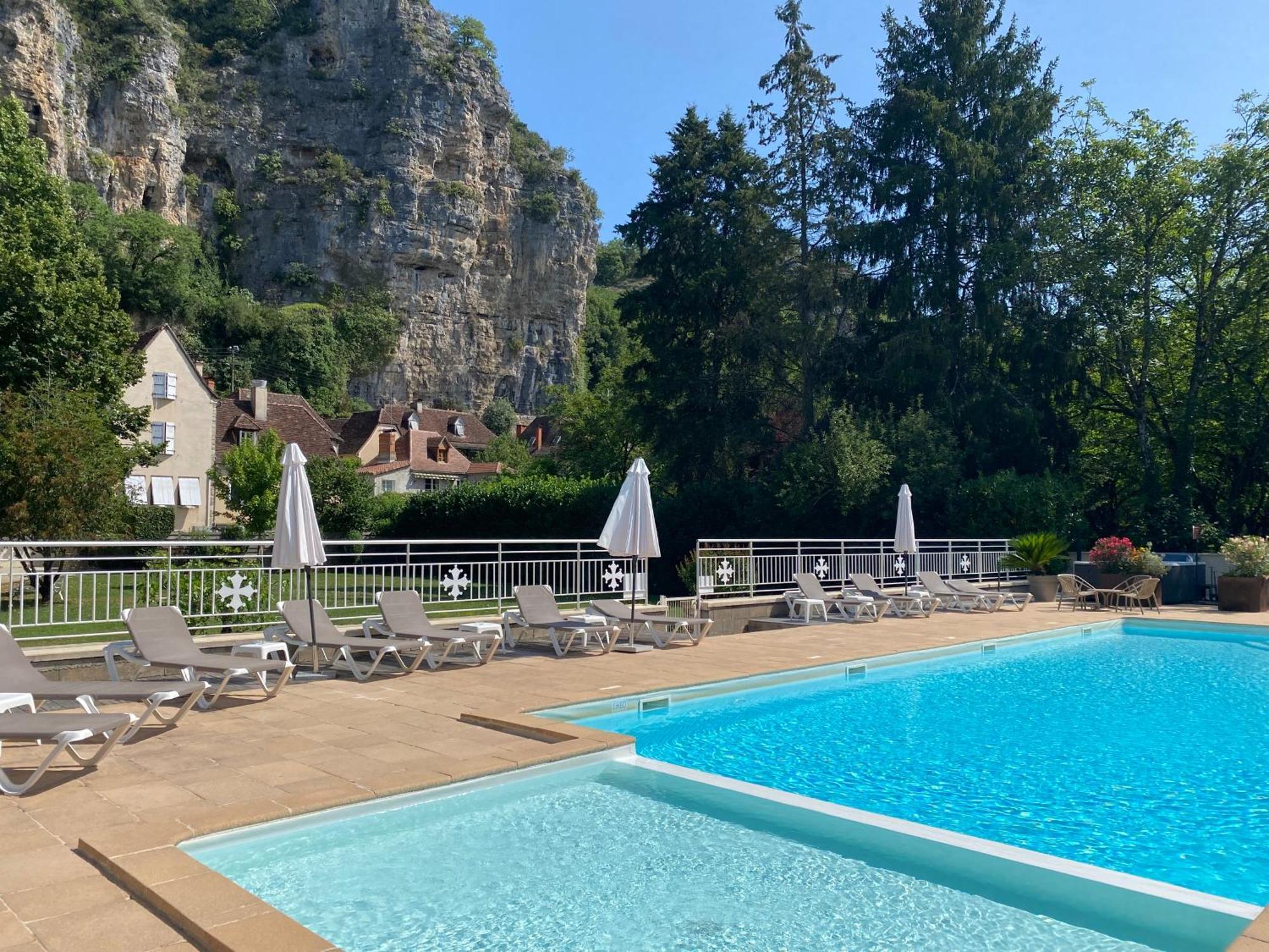 Logis Hotels - Hotel Restaurant Domaine Les Falaises Martel Esterno foto