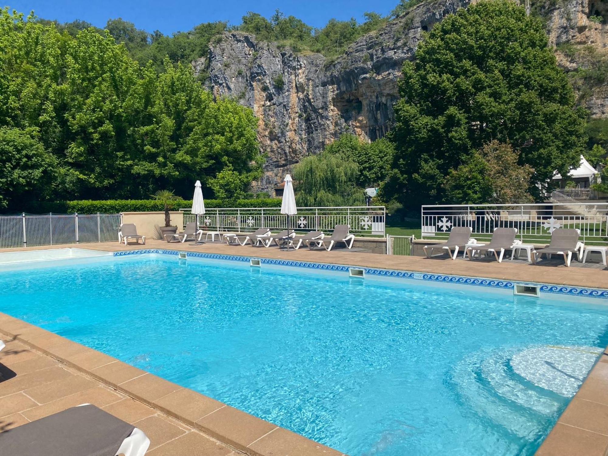 Logis Hotels - Hotel Restaurant Domaine Les Falaises Martel Esterno foto